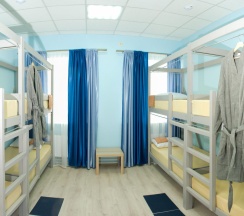 Кровать в 8-местном общем мужском номере Синий в Эко