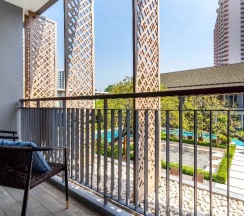 Двухместный номер Deluxe с видом на бассейн двуспальная кровать в Villa Deva Resort & Hotel Bangkok