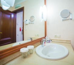 Двухместный люкс Business двуспальная кровать в Ramada by Wyndham Almaty
