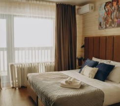 Двухместный номер Superior с балконом и с красивым видом из окна двуспальная кровать в Саянский Марал Аршан