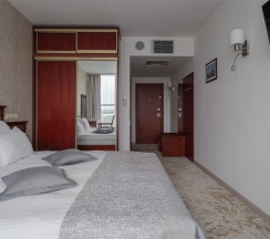 Оптима с двуспальной кроватью в Marins Grand Hotel Астрахань