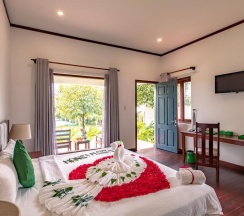 Люкс с видом на бассейн в Santa Garden Resort
