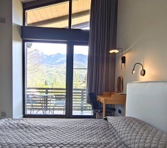 Семейный коттедж с балконом и с красивым видом из окна в Калайчев двор