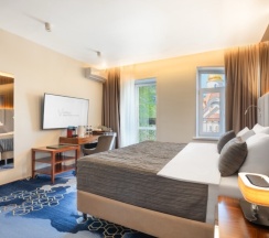 Люкс с балконом, гидромассажной ванной и видом на город в V Hotel&Rooftop lounge