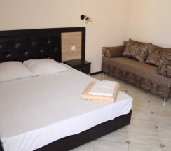 Трёхместный номер Standard с балконом и с красивым видом из окна в АлМар