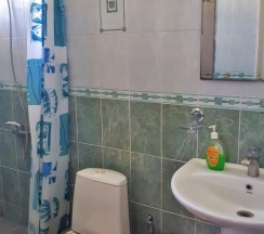 Трехместный номер с балконом в Десятка