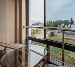 Двухместные апартаменты с 3 комнатами с балконом и с видом на море двуспальная кровать в Дом Москвы