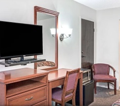 Четырёхместный номер Standard в Vantage Point Inn Woodland Hills
