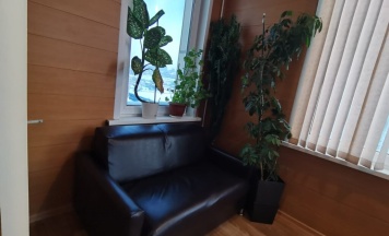 Коттедж с балконом и с красивым видом из окна в Удачный