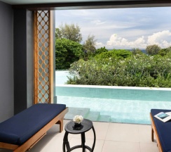 Двухместный люкс Deluxe с доступом в бассейн с балконом и с видом на море двуспальная кровать в Avista Grande Phuket Karon - MGallery