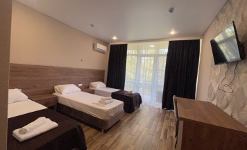 Трёхместный номер Standard с балконом и с красивым видом из окна в Атлас