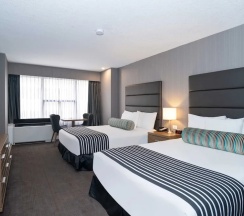 Четырёхместный номер Standard в Sandman Signature Calgary Downtown Hotel