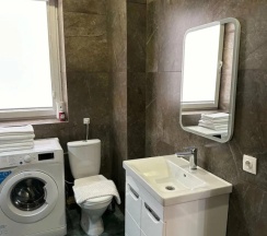 Коттедж с балконом и с видом на горы в Дом на холме