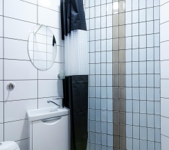 1-комнатные апартаменты эконом с 1 двуспальной кроватью (без окна) в Prim Rooms Apt Apartments (Прим Румс Апт Апартментс)