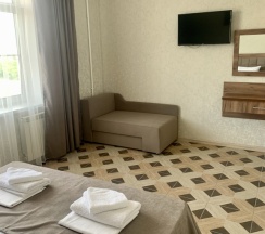 Двухместный полулюкс с балконом и с видом на город двуспальная кровать в Артика