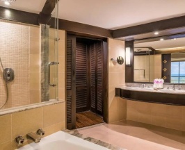 Двухместный люкс Executive двуспальная кровать в Pullman Phuket Karon Beach Resort ex. Hilton Phuket Arcadia Resort