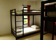 Кровать в общем номере с балконом и с красивым видом из окна в M Hostel Lanta