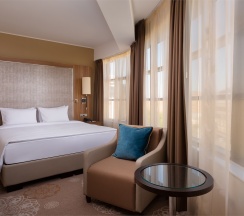 НОМЕР КАТЕГОРИИ DELUXE С БОЛЬШОЙ КРОВАТЬЮ (KING SIZE) в Doubletree by Hilton Tyumen