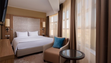 НОМЕР КАТЕГОРИИ DELUXE С БОЛЬШОЙ КРОВАТЬЮ (KING SIZE) в Doubletree by Hilton Tyumen