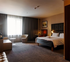 Номер Privilege Luxe c большой двуспальной кроватью в МЕРКЮР ТЮМЕНЬ ЦЕНТР
