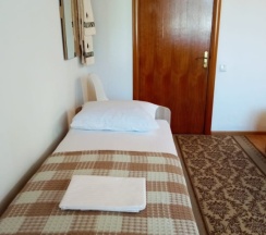 Трёхместный номер Standard с балконом и с красивым видом из окна в Александра