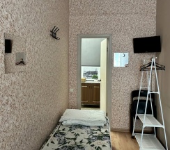 Ложа с двумя односпальными кроватями и санузлом на этаже в Белински