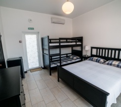 204 - Четырехместный номер с балконом и боковым видом на море в Азов Инн