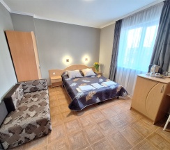 «ГОРОД» 15 СТАНДАРТНЫЙ ТРЕХМЕСТНЫЙ НОМЕР С ДВУСПАЛЬНОЙ КРОВАТЬЮ, ОДНОСПАЛЬНЫМ ДИВАНОМ в Цитрус