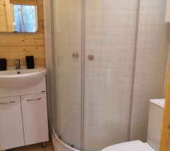 Двухместный коттедж Superior с красивым видом из окна двуспальная кровать в Vinder Village