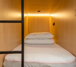 Кровать в 8-местном женском номере (общие удобства) в A4 capsules