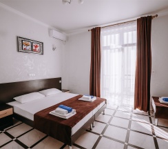 Полулюкс трехместный номер с балконом в Космос