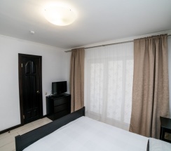 21 - Двухместный номер с балконом и боковым видом на море в Азов Инн