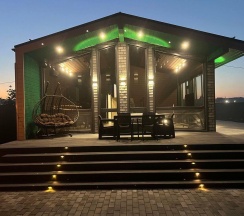 Большой дом Форест с чаном в окружении леса в Timeless