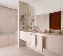 Двухместный люкс Executive с панорамным видом на горы двуспальная кровать в Swissotel Wellness Resort Alatau Almaty