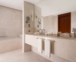 Двухместный люкс Grand Executive с панорамным видом на горы двуспальная кровать в Swissotel Wellness Resort Alatau Almaty