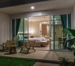 Номер Deluxe с балконом и с видом на бассейн в Niranapa Boutique Resort