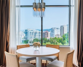 Номер Suite, с балконом и видом на море - с большой двуспальной кроватью и диваном в Mercure Sochi Centre