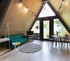 A-Frame № 5 (оснащение дома, стоимость купели и бани см. Подробнее) в Les holidays