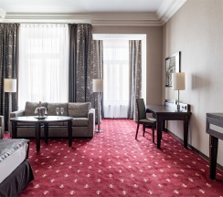 Номер Делюкс с одной большой кроватью и диван-кроватью в Petro palaсe hotel