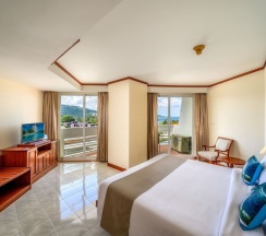 Люкс семейный с 2 комнатами с балконом в Andaman Beach Suites Hotel