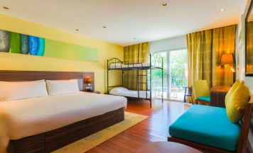 Четырёхместный номер Premium с балконом в Отель Holiday Inn Resort Phuket Karon Beach by IHG