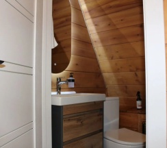 Коттедж с балконом и с красивым видом из окна в Красные Скалы