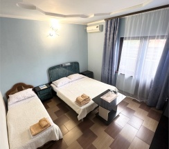 Трехместный номер с балконом в Guest house city center