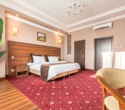 Двухместный номер Comfort с видом на город двуспальная кровать в Театр