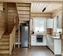 Коричневый дом с видом на озеро в Forrest Lodge Karelia