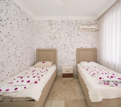 Двухместный номер Standard c 1 комнатой с видом на море двуспальная кровать в Milano Beach Family Hotel