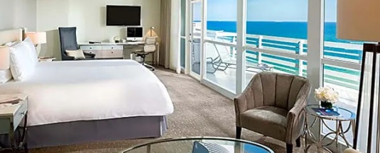 Двухместный полулюкс с балконом и oceanfront (двуспальная кровать) в Fontainebleau Miami Beach