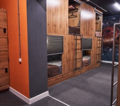 Кровать в общем номере (мужской номер) в Gagarin Capsule Hotel