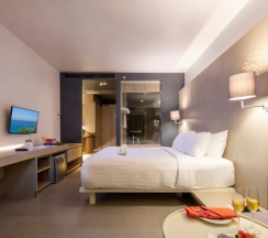 Двухместный номер Superior с балконом и с видом на море двуспальная кровать в Отель The Yama Resort & Spa Kata Beach Phuket