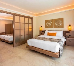Четырёхместный семейный люкс Deluxe с балконом и с видом на бассейн в Tuana Hotels Casa Del Sol